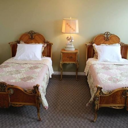 Honeycomb Bed & Breakfast Onanole Екстериор снимка