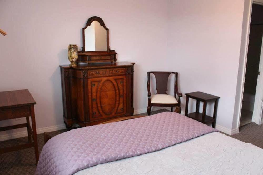 Honeycomb Bed & Breakfast Onanole Екстериор снимка
