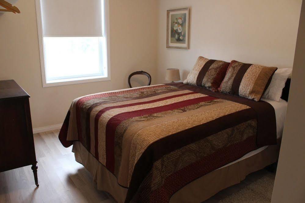 Honeycomb Bed & Breakfast Onanole Екстериор снимка